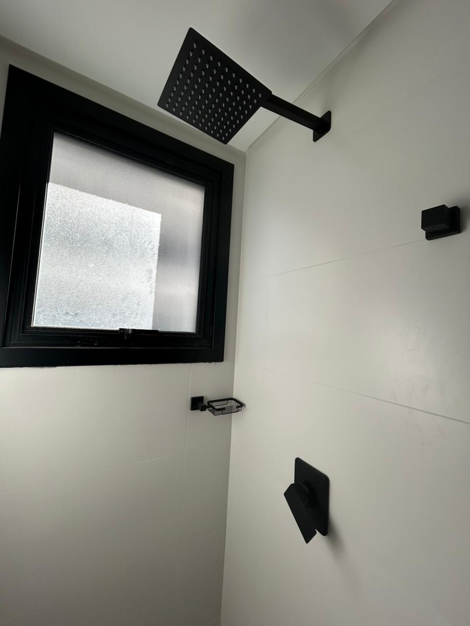 Ducha quadrada em preto fosco, Acabamento de registro preto fosco quadrado e Acabamento de monocomando preto fosco quadrado
